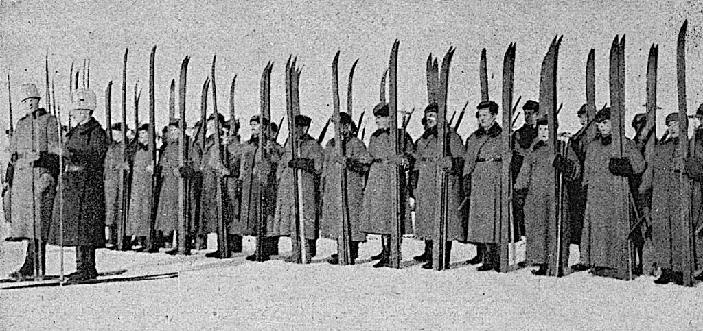 Pohjois-Inkerin vapaajoukkojen hiihtomiehiä 1919. Pohjois-Inkerin vapaajoukkojen hiihtomiehiä 1919.