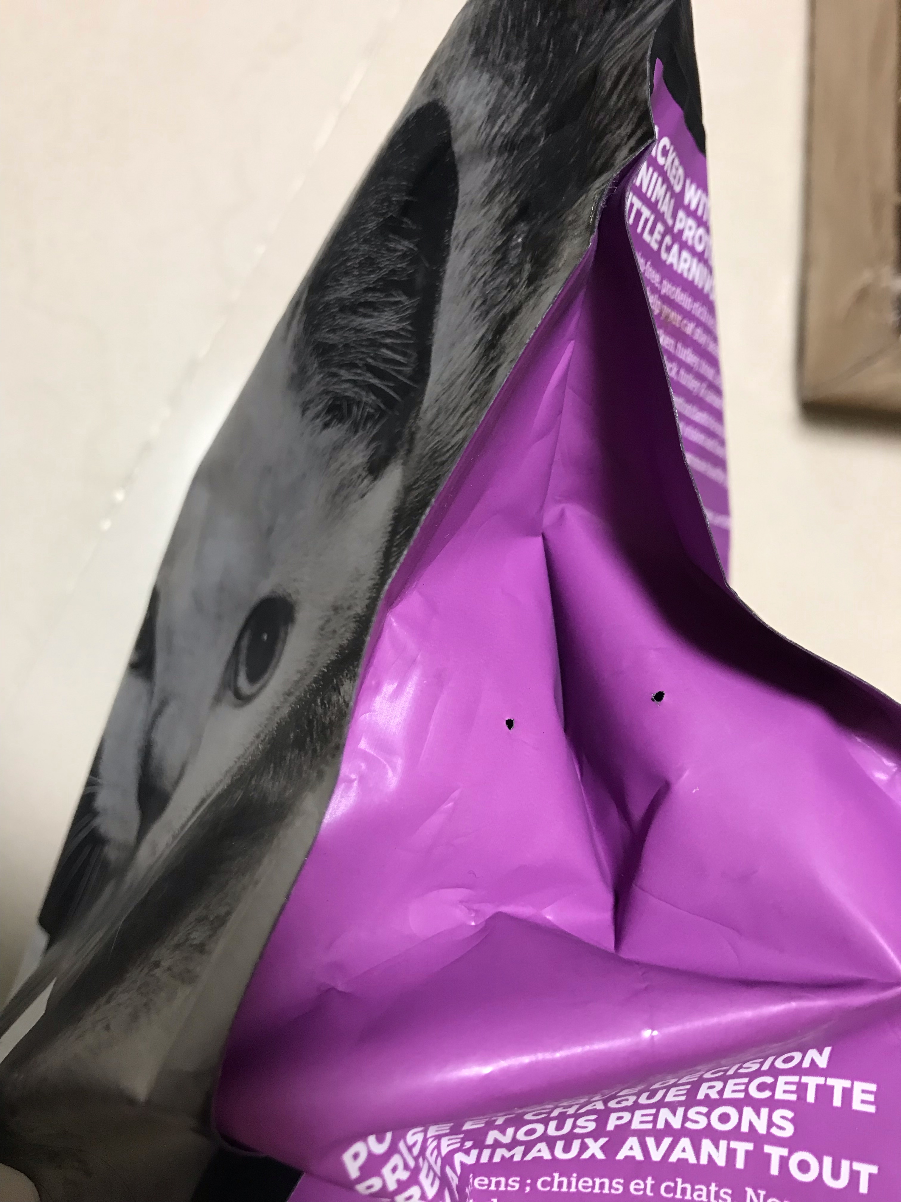 [問題] go! 乾糧/ 飼料（紫色）包裝上有洞