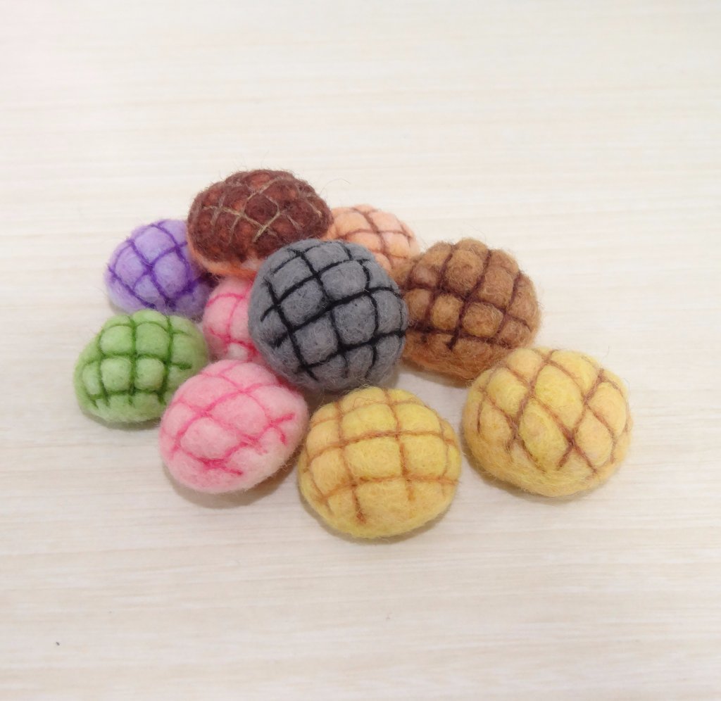 Pineapple Bread-Wool felt (key ring or Decoration) - Keychains - Wool Multicolor