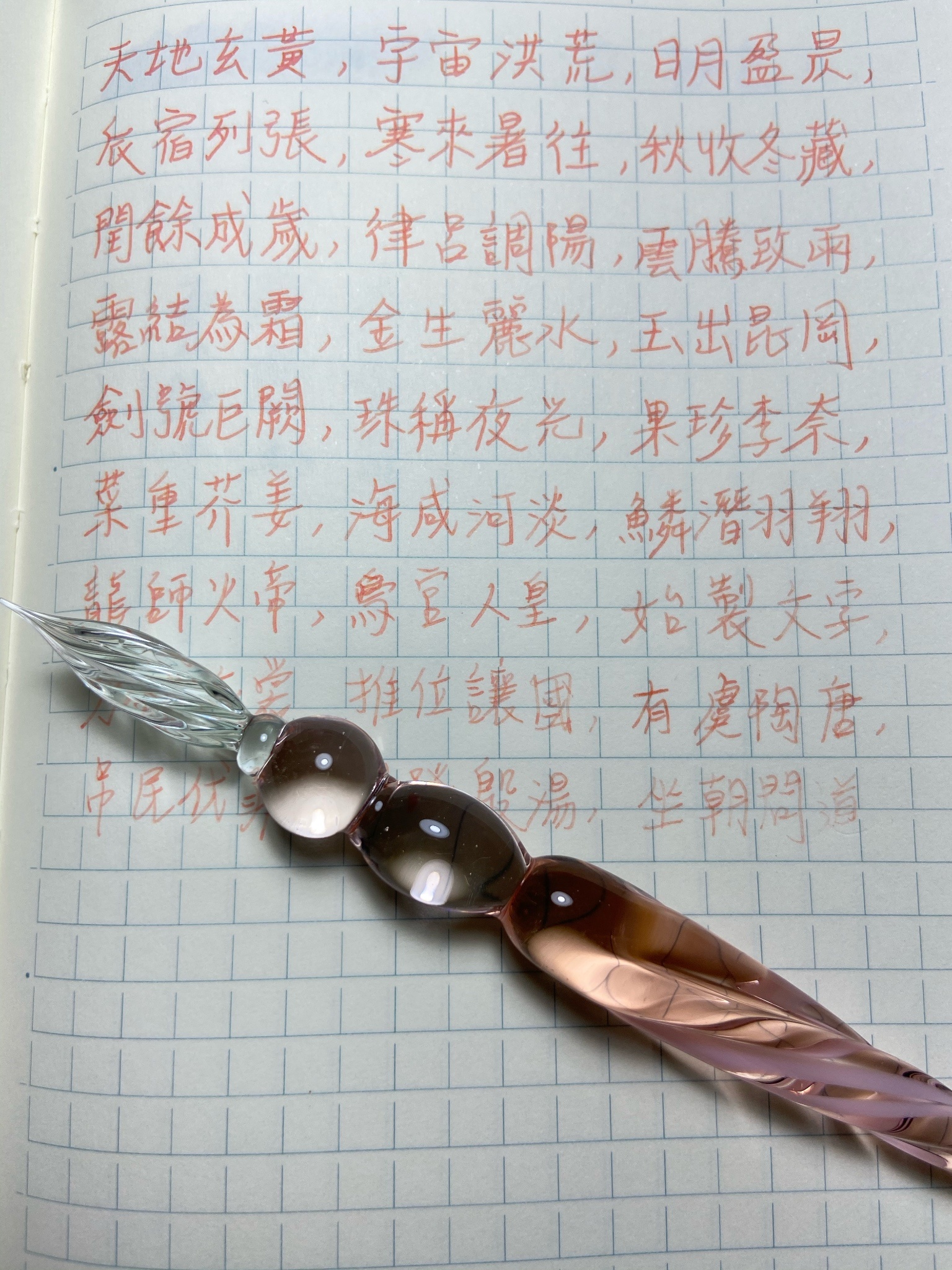 燈 話 記錄一下近二個月入手的筆與墨 玻璃筆鎮樓下收 寫樂萬葉墨水二代 寫樂四季織鋼筆 蜻蜓彩毛筆