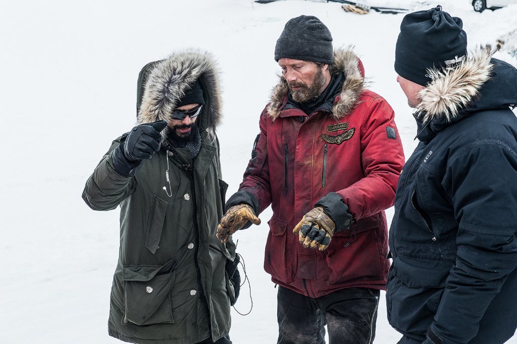 Raura ♣ - [Mads Mikkelsen]出處 《Arctic》新幕後照，與導演Joe Penna 🎥報導提到由於導演是新人，為了讓 ...