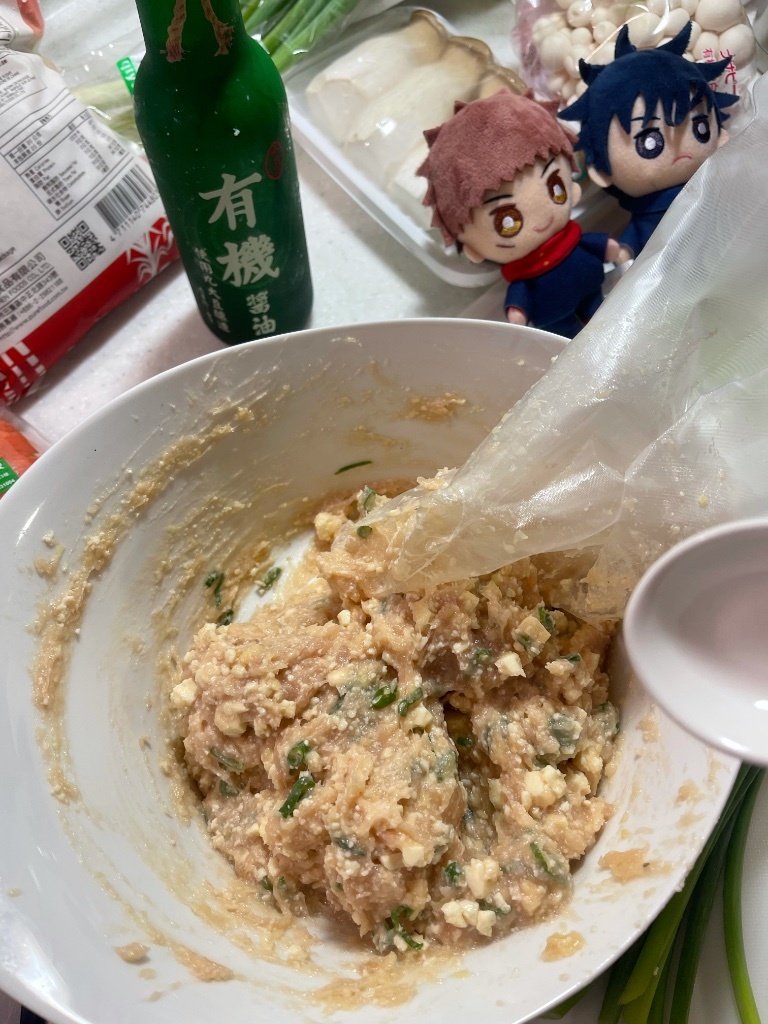Eririn 咒術 料理再現 虎杖的薑汁雞肉丸子 為了慶祝今天是動森場的虎伏only場今天一早特地煮了虎杖教伏黑做的 加了很多惠惠愛吃的薑泥的 薑汁雞肉丸子鍋 食譜內收順便手動轉一下