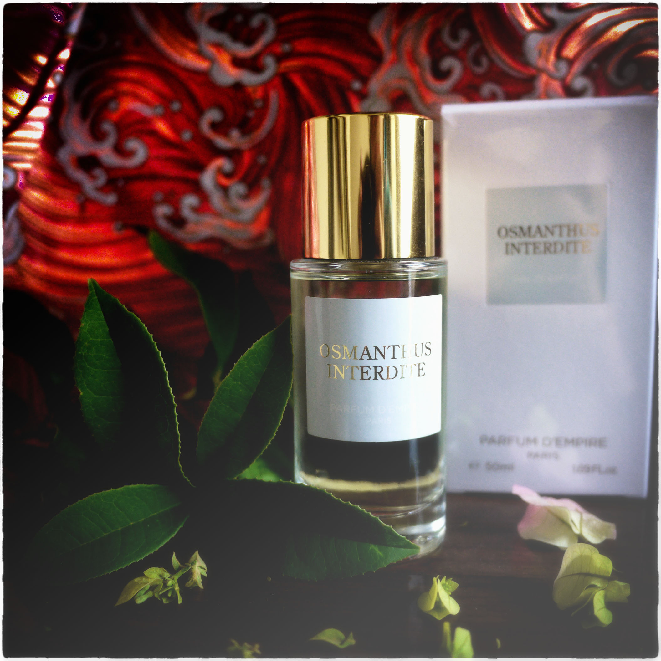 Nước hoa Parfums d'Empire Osmanthus Interdite chứa cả vườn trà Oolong và Hoa mộc tê với mùi hương sống động và rực rỡ (Ảnh: sưu tầm)