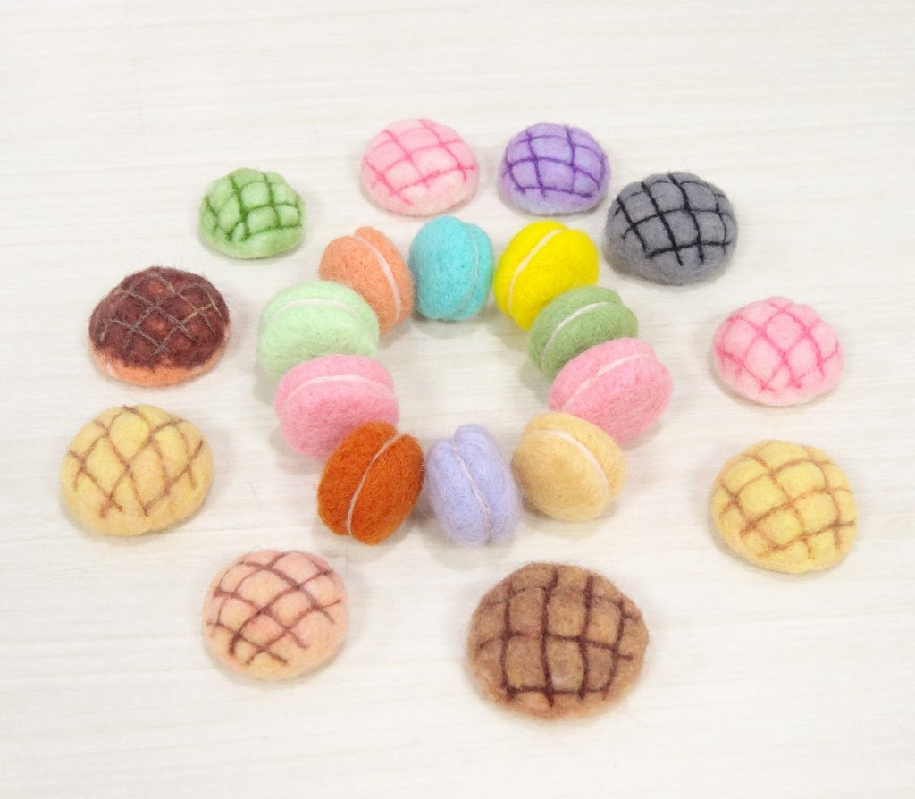 Pineapple Bread-Wool felt (key ring or Decoration) - Keychains - Wool Multicolor