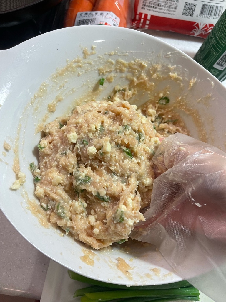 Eririn 咒術 料理再現 虎杖的薑汁雞肉丸子 為了慶祝今天是動森場的虎伏only場今天一早特地煮了虎杖教伏黑做的 加了很多惠惠愛吃的薑泥的 薑汁雞肉丸子鍋 食譜內收順便手動轉一下