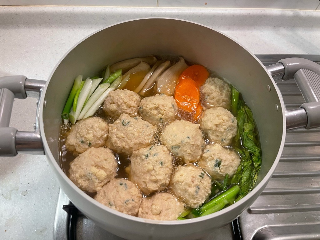 Eririn 咒術 料理再現 虎杖的薑汁雞肉丸子 為了慶祝今天是動森場的虎伏only場今天一早特地煮了虎杖教伏黑做的 加了很多惠惠愛吃的薑泥的 薑汁雞肉丸子鍋 食譜內收順便手動轉一下