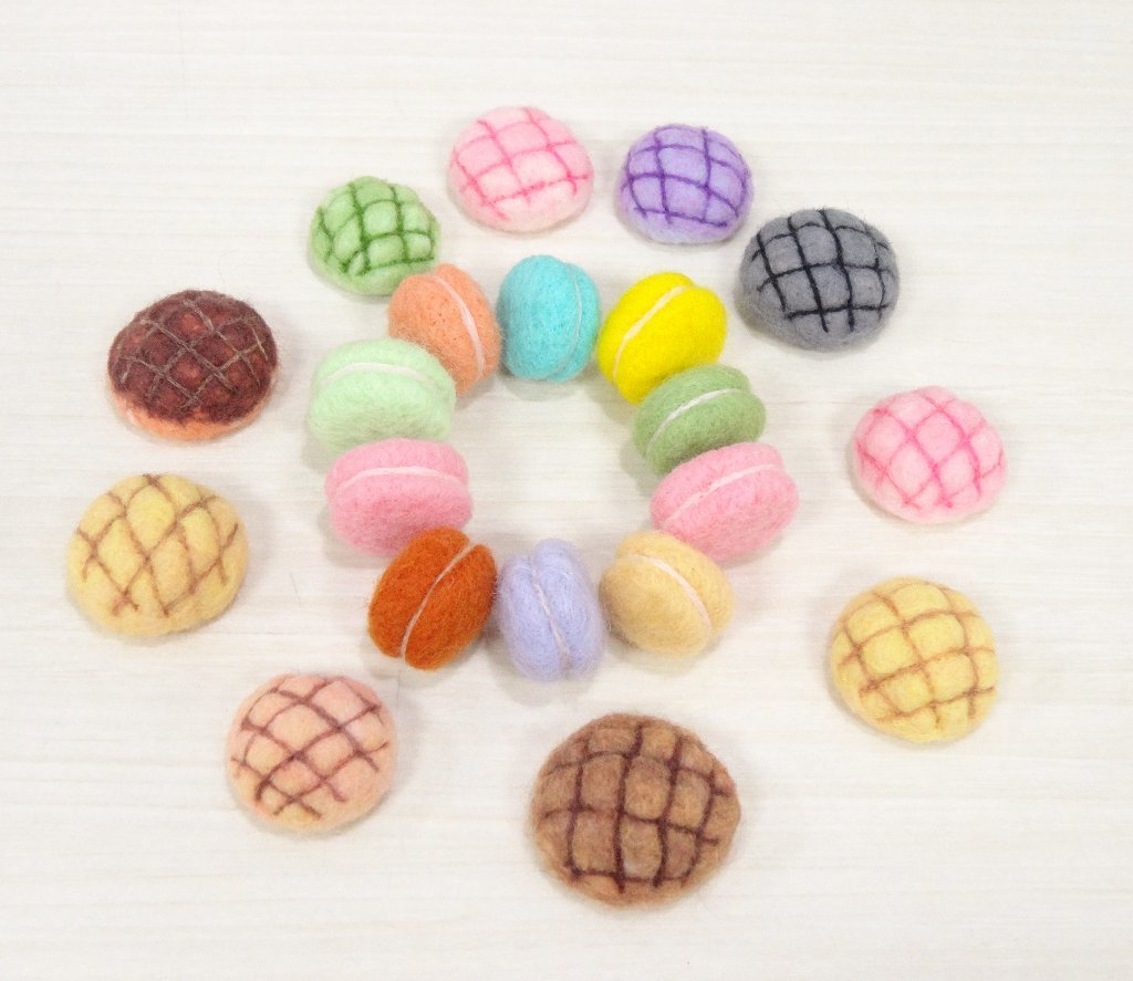 Pineapple Bread-Wool felt (key ring or Decoration) - Keychains - Wool Multicolor