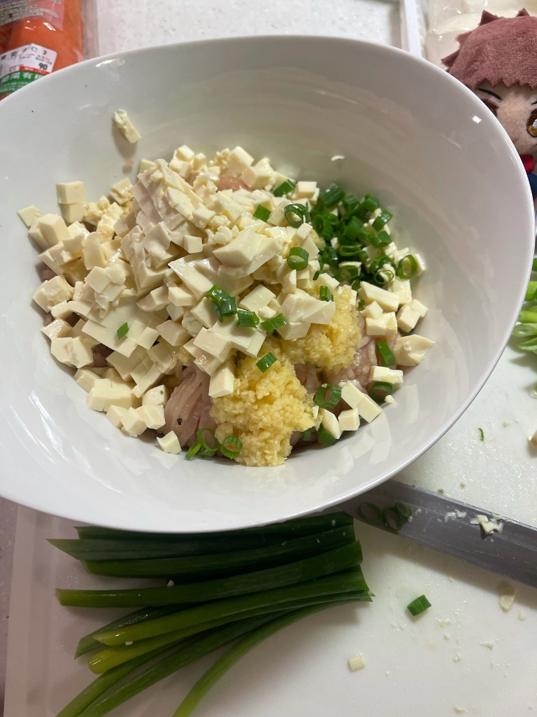 Eririn 咒術 料理再現 虎杖的薑汁雞肉丸子 為了慶祝今天是動森場的虎伏only場今天一早特地煮了虎杖教伏黑做的 加了很多惠惠愛吃的薑泥的 薑汁雞肉丸子鍋 食譜內收順便手動轉一下
