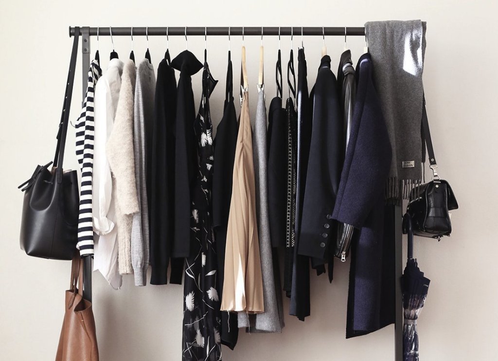 Модный шкаф одежда