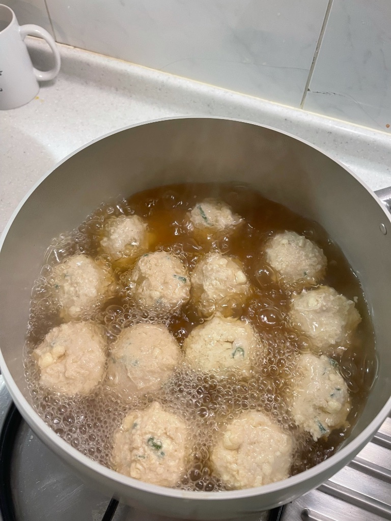 Eririn 咒術 料理再現 虎杖的薑汁雞肉丸子 為了慶祝今天是動森場的虎伏only場今天一早特地煮了虎杖教伏黑做的 加了很多惠惠愛吃的薑泥的 薑汁雞肉丸子鍋 食譜內收順便手動轉一下
